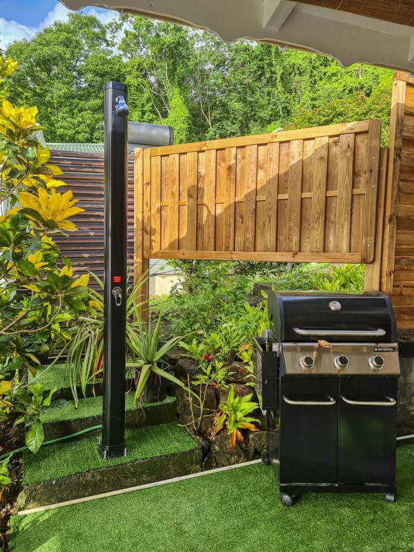 22.Location villa vue mer Deshaies Guadeloupe_ Coin barbecue